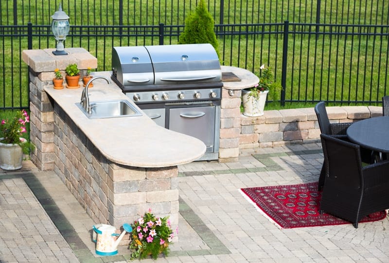 patio design that includes an outdoor kitchen